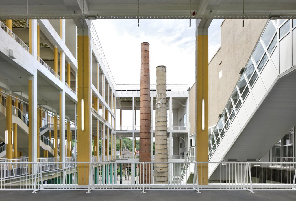 Cour intérieure et cheminées industrielles, Palais des Expositions de Charleroi