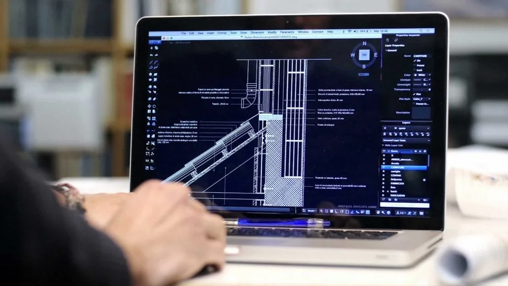 Architecte travaillant sur ordinateur portable