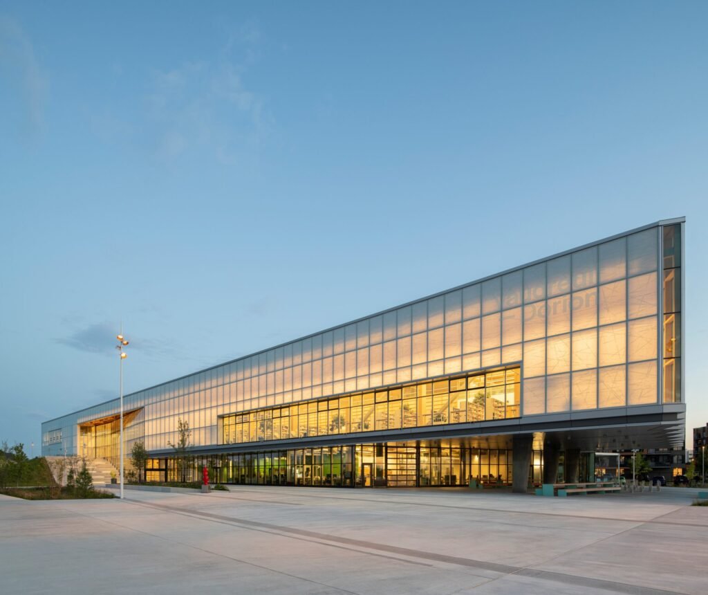 Façade du Pôle municipal de Vaudreuil‑Dorion au crépuscule