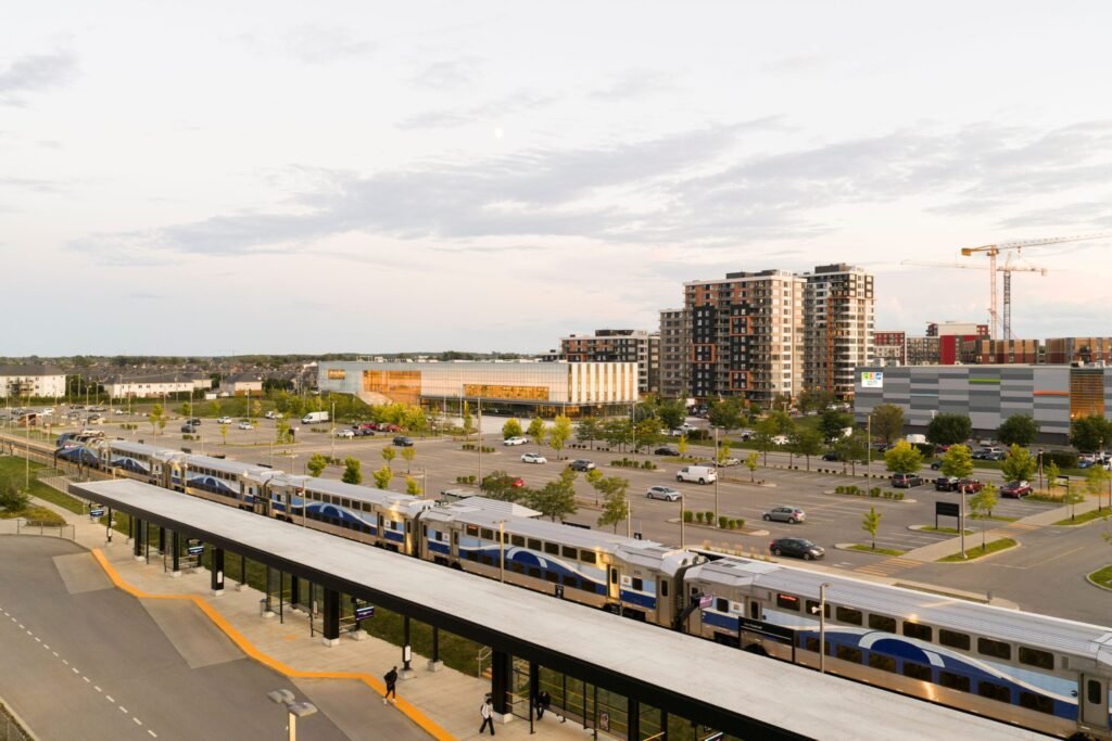 Vue d’ensemble depuis la gare régionale : Pôle municipal de Vaudreuil‑Dorion et son quartier