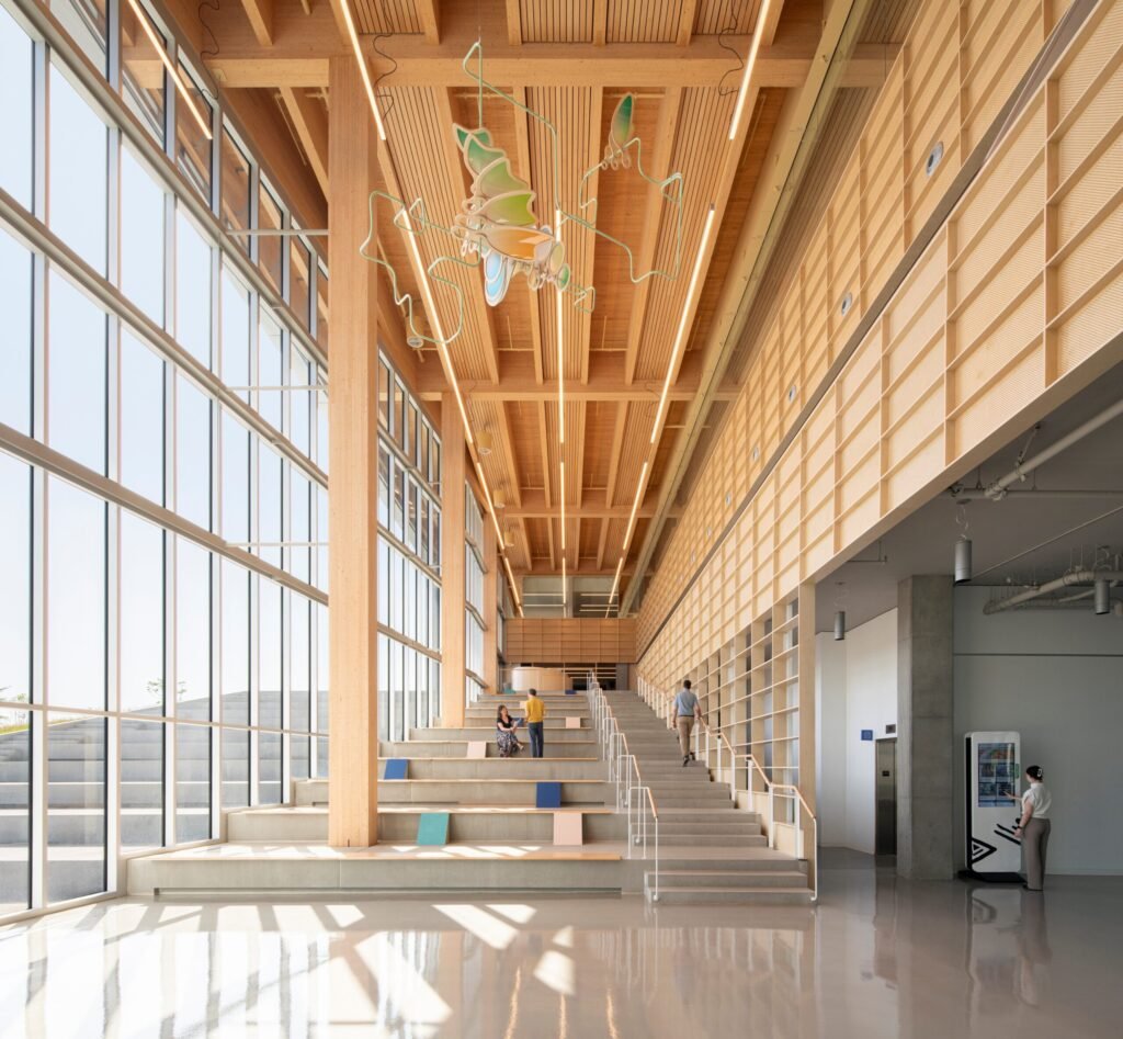 Intérieur : espace de triple hauteur avec structure en bois et gradins