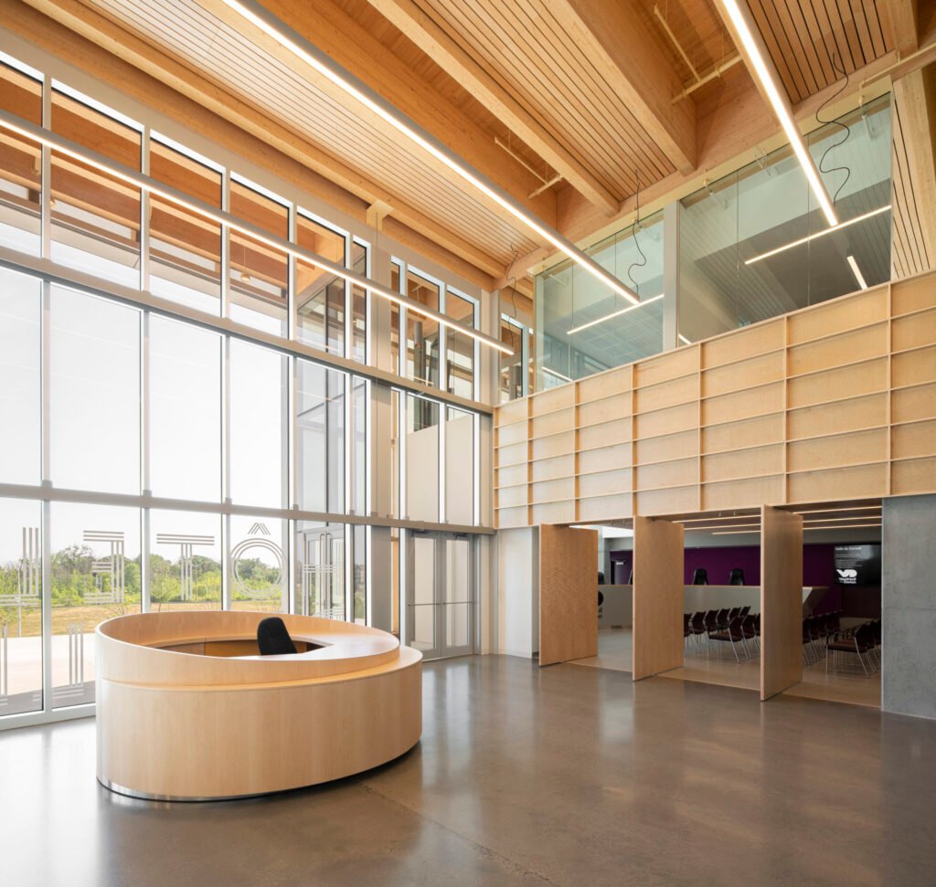Intérieur : vue sur la structure en bois et les volumes vitrés du Pôle municipal