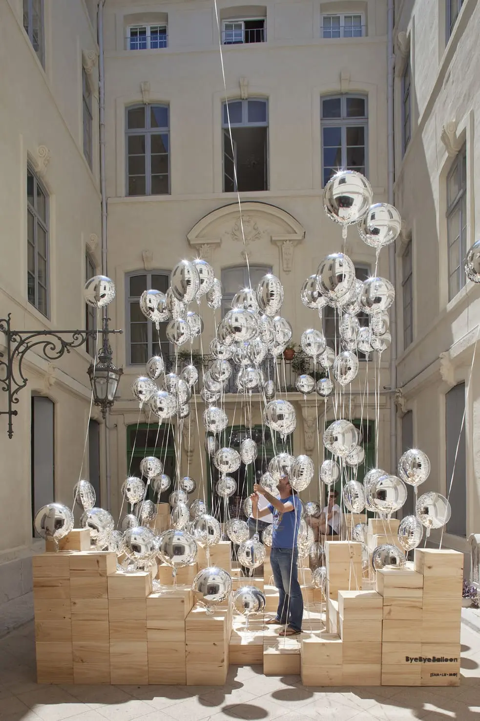 Installation éphémère dans une cour du Festival des Architectures Vives à Montpellier